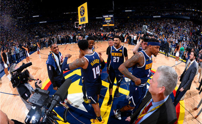 吴艳妮全运会摘银泪洒颁奖台，回应网友质疑（全运会夺银后泪洒领奖台，吴艳妮回应网友质疑）