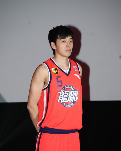 TA：巴萨防守存在问题，但弗里克无意放弃高位防线的战术（TA：巴萨防守隐患犹在，弗里克仍将坚持高位防线打法）