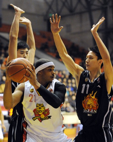 半场：马竞1-0圣吉罗斯，阿尔瓦雷斯破门，格列兹曼进球被吹（半场战报：马竞1-0暂领先圣吉罗斯，阿尔瓦雷斯破门，格列兹曼进球被判无效）